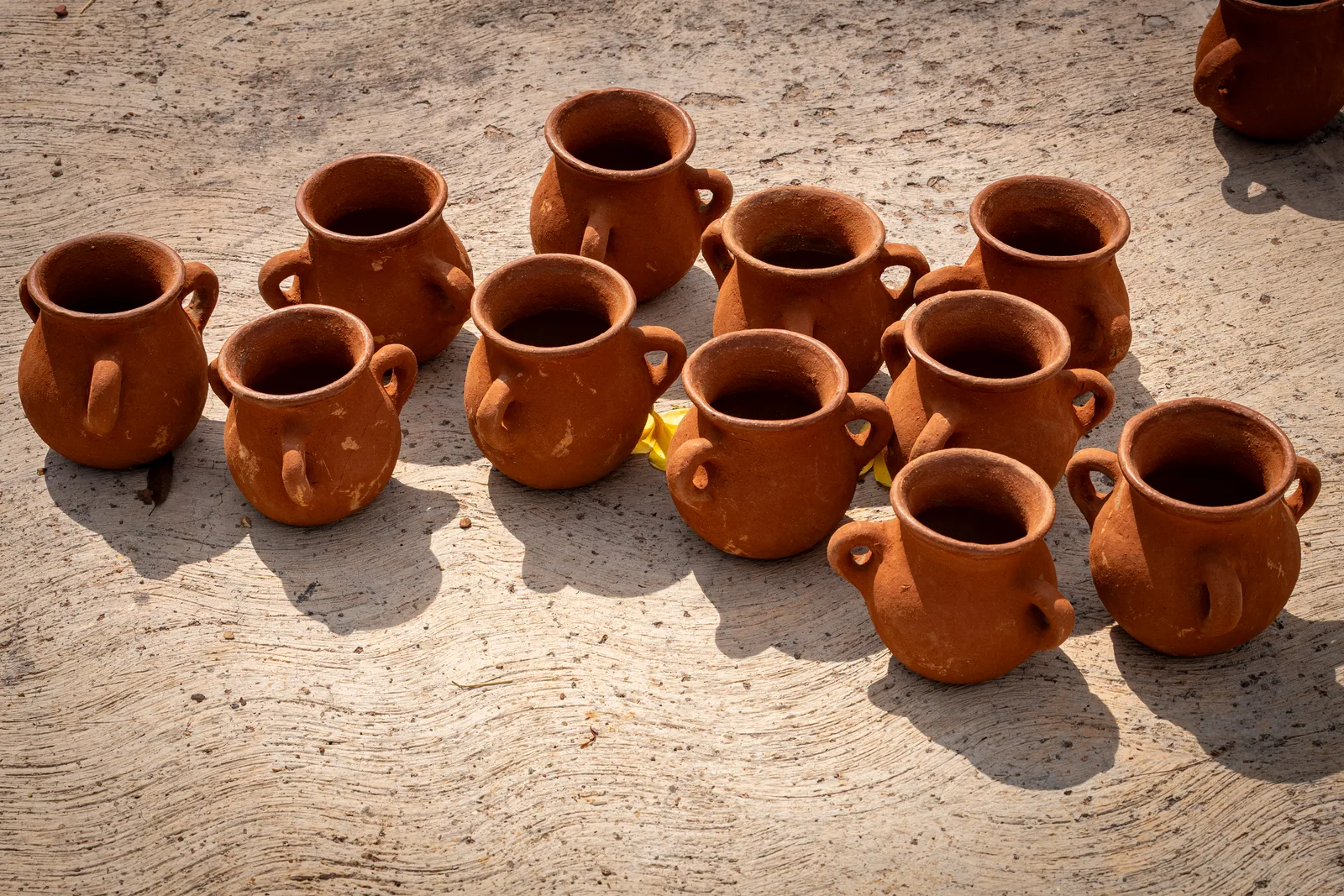 Piezas terminadas de barro rojo de San Marcos Tlapazola, alfarería zapoteca de Oaxaca