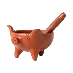 Salsero de barro rojo con forma de cerdito y tejolote, hecho a mano en Oaxaca